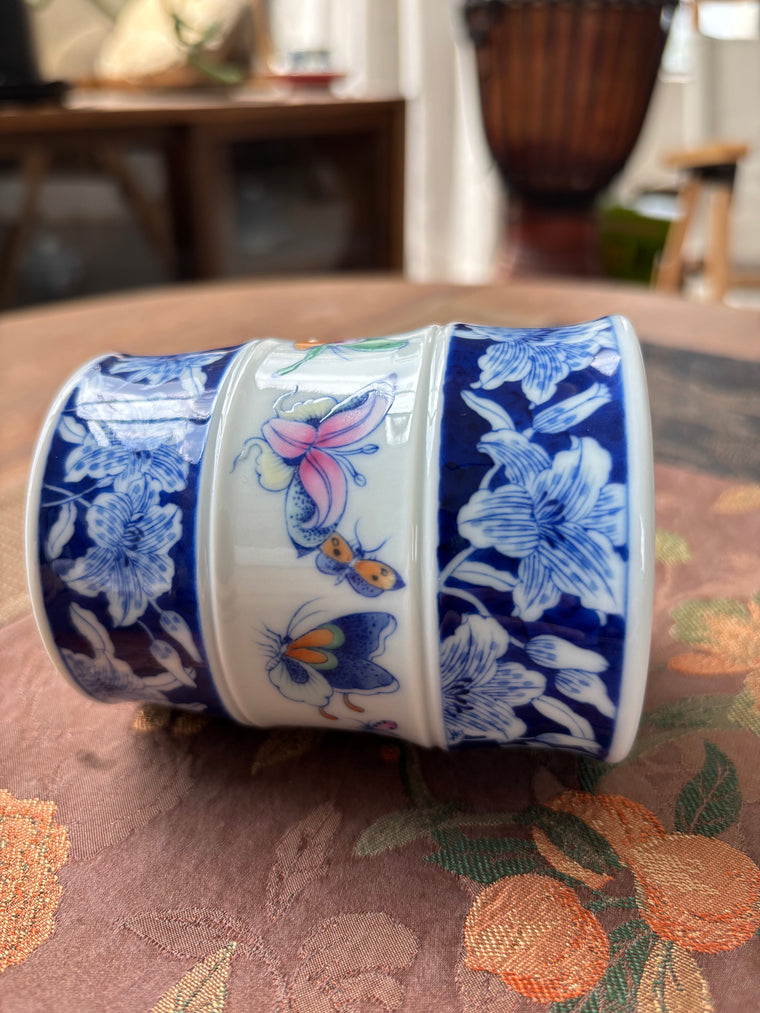 Blue-and-White Lily Hand Cup
