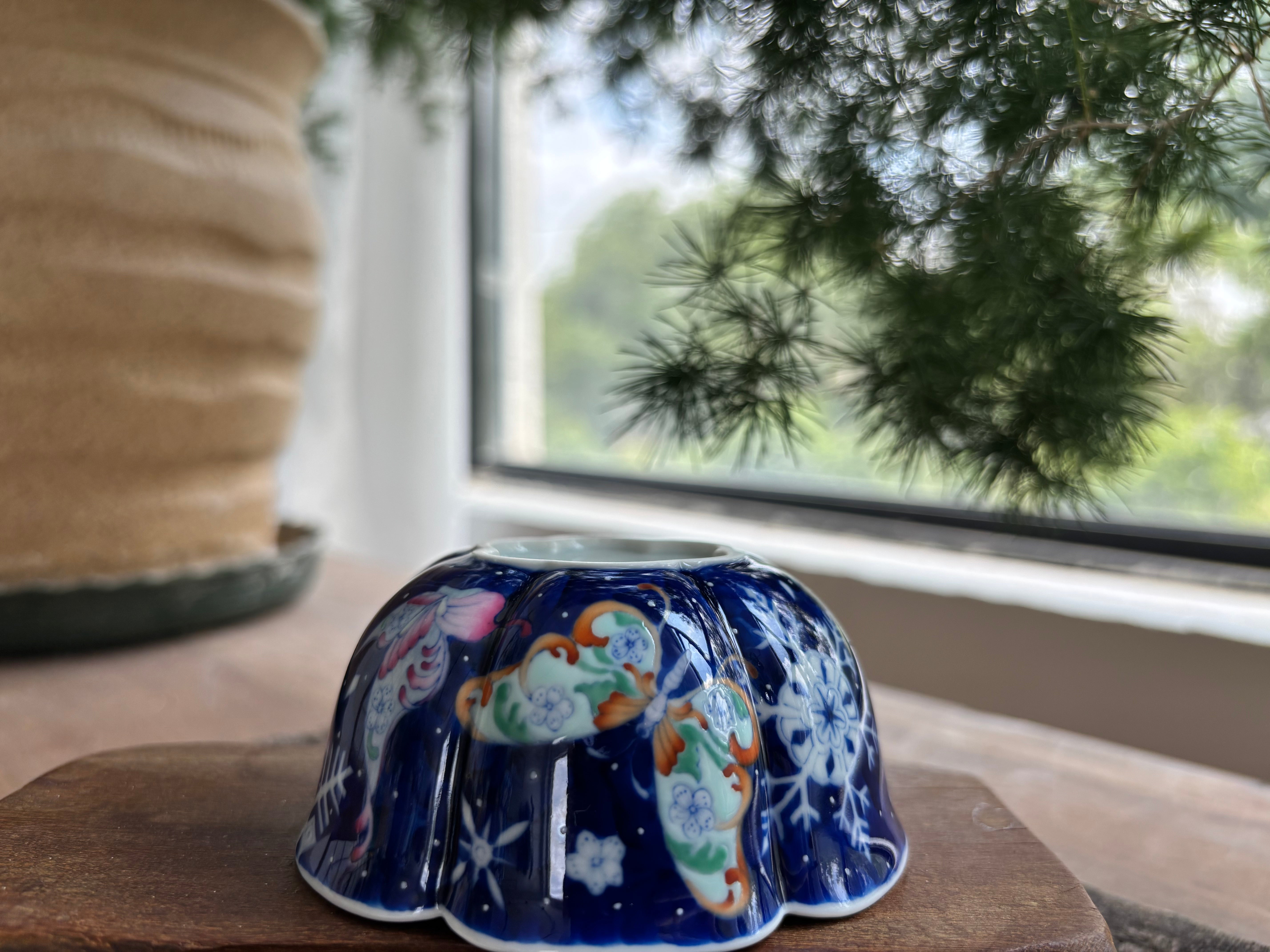 Blue and white ceramic object